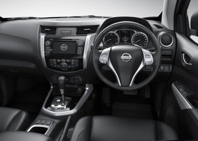 2015-Nissan-Navara-NP300-interior2