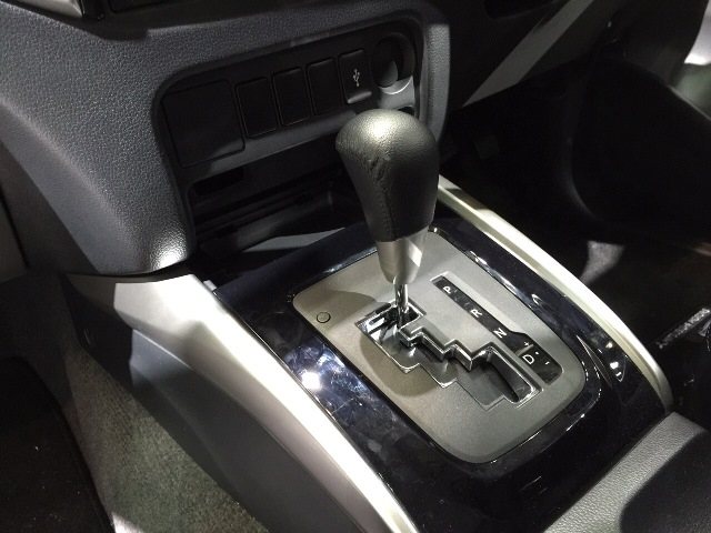 2015-Mitsubishi-L200-Triton-int-gear