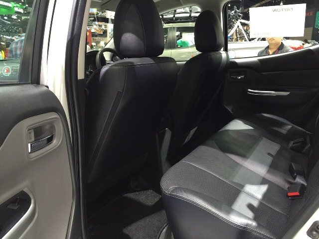 2015-Mitsubishi-L200-Triton-int-rear