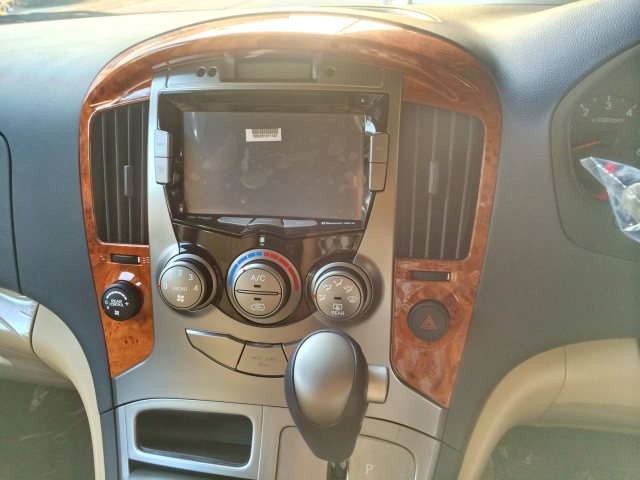 2014-Hyundai-H1-instrument panel