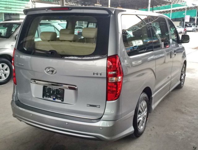 2014-Hyundai-H1-Deluxe-rear