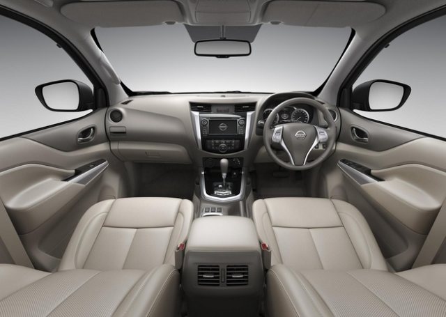 2015-Nissan-Navara-NP300-interior3