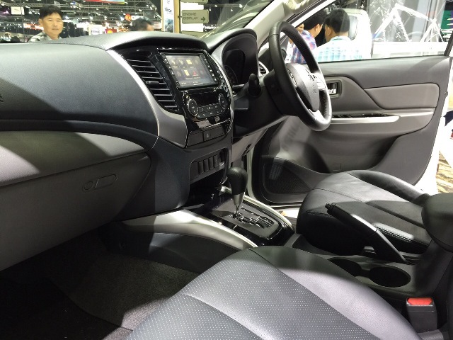 2015-Mitsubishi-L200-Triton-interior