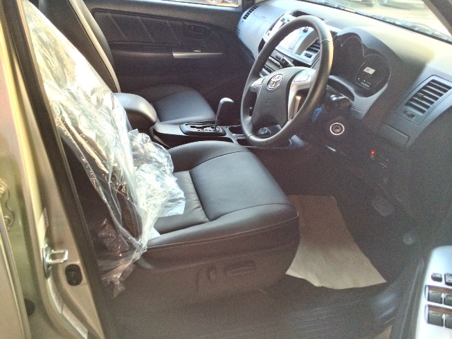 2014-Toyota-Hilux-Vigo-3000cc-Auto-4WD-front-seats