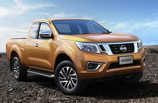 2015-Nissan-Navara-NP300-front-side2